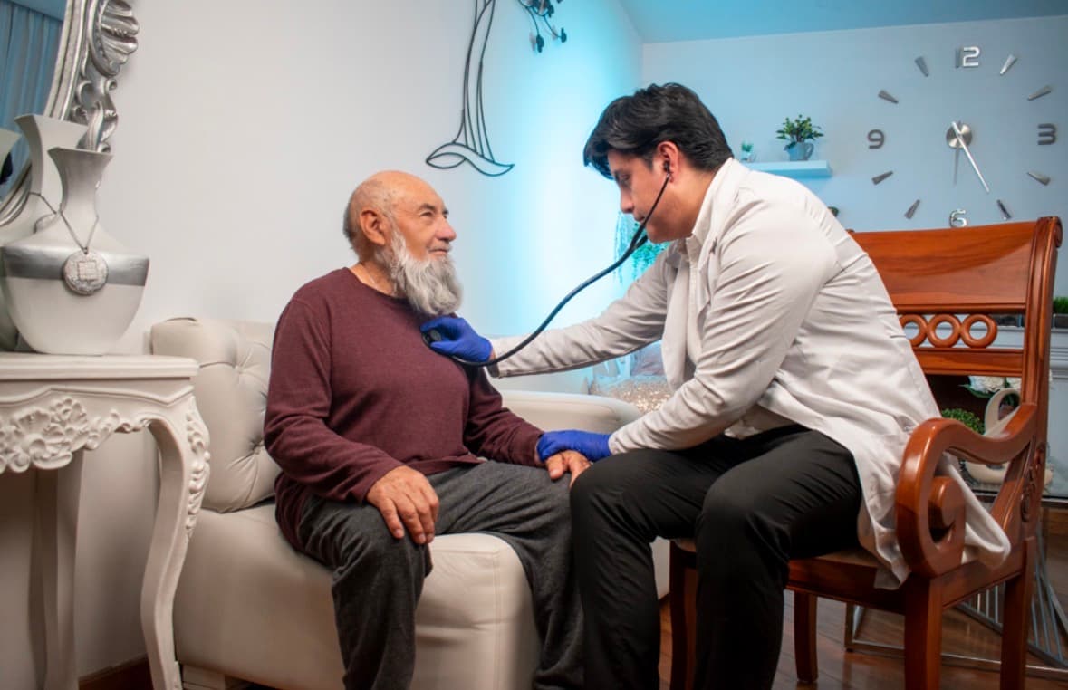 Doctor de FlashMed atendiendo a un adulto mayor a domicilio en Quito