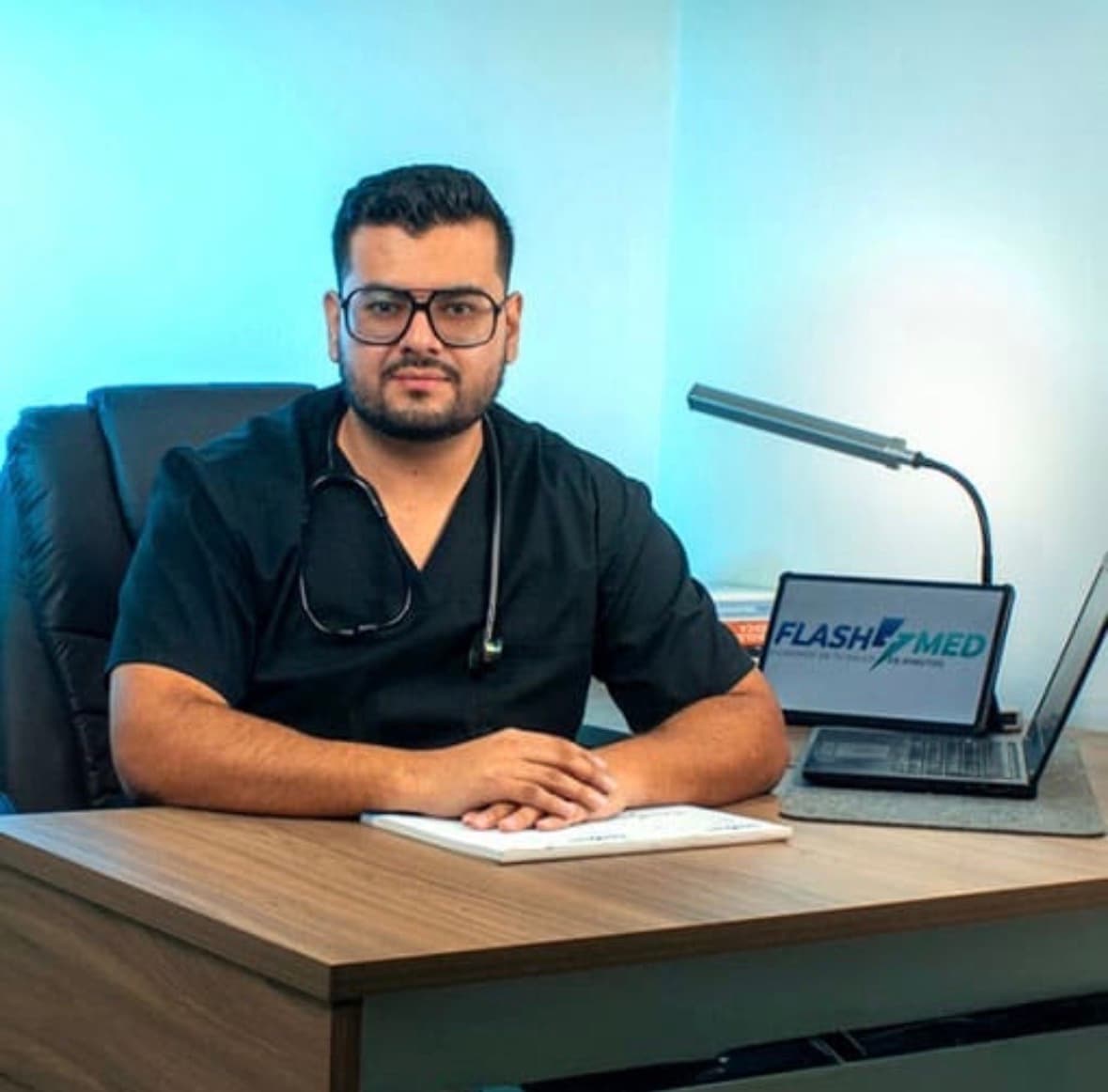 Doctor de FlashMed listo para una consulta médica a domicilio en Quito desde $29.99